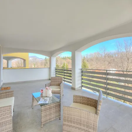 Golden & Sunflower Terrace Apartment Leggiuno