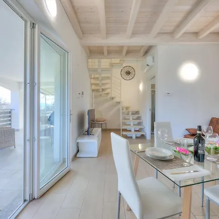 Golden & Sunflower Terrace Apartment