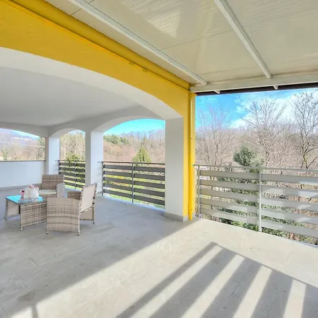 Golden & Sunflower Terrace Apartment Leggiuno