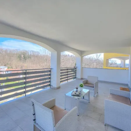 Golden & Sunflower Terrace Apartment