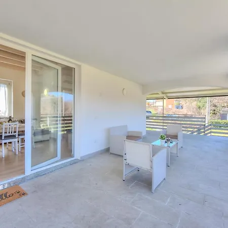 Golden & Sunflower Terrace Apartment Leggiuno